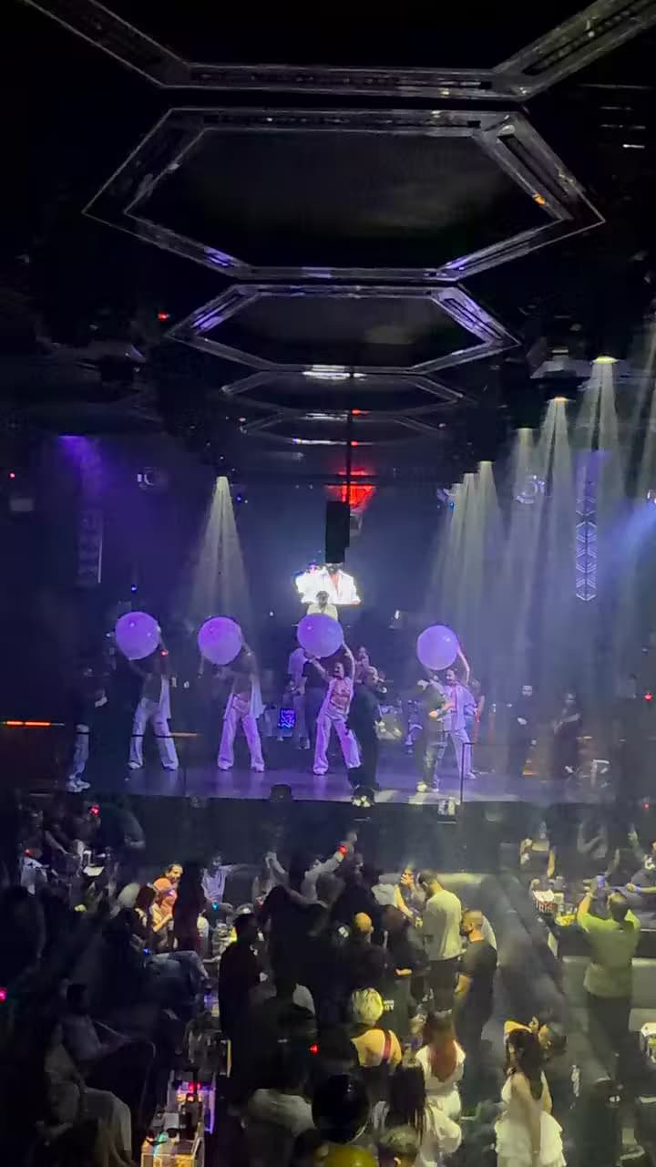 أجواء VIP وهوية XO XO الليلية